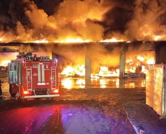 В Иркутске горят гаражные боксы и цех по производству стеновых панелей на площади более 4 8 тыс кв м сообщает МЧС РФ Возгорание произошло на ул Полярная Информации о пострадавших нет На месте работают более 30 спасателей и 10 единиц техники Областная прокуратура поставила на контроль установление обстоятельств пожара ГУ МЧС по Иркутской области  Подписывайтесь на Ъ Сибирь