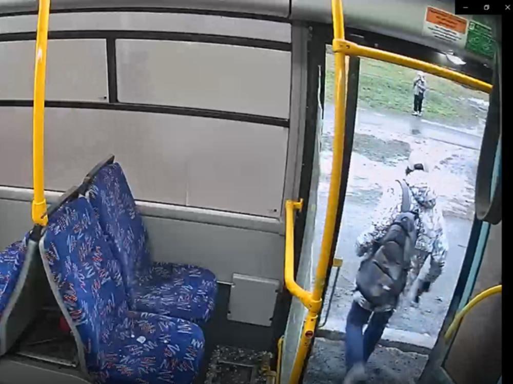 Буянишь? Готовься платить: архангелогородца оштрафовали за стрельбу из пневмата в салоне автобуса Пресс-служба областной прокуратуры сообщает, что 40-летний архангелогородец признан виновным в вандализме и порче имущества в общественном транспорте. Напомним, инцидент произошел ещё в начале декабря прошлого года. Тогда пассажир был чем-то очень раздражен. Подъезжая к своей остановке он начал сначала нецензурно бранить сотрудников ТК «Рико», а потом достал из кармана пистолет и выстрелил в стекло, отделяющее кресла и площадку перед выходом. Ствол оказался пневматическим, поэтому пострадало только стекло, оценённое в 19 тысяч рублей. Вину в инкриминируемом преступлении в ходе судебного заседания подсудимый признал полностью. Приговором суда ему назначено наказание в виде штрафа в размере 20 тысяч рублей. Пистолет конфисковали в доход государства. Приговор в законную силу не вступил. Фото пресс-службы областной прокуратуры