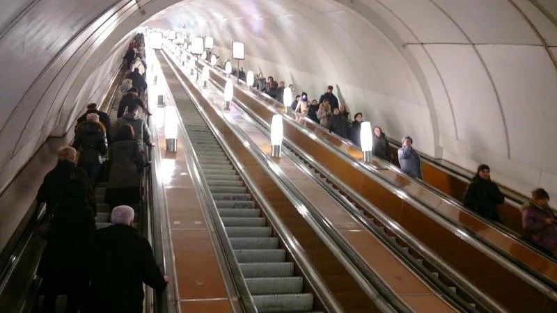 Травмы в метрополитене: Педиатрический университет продолжает принимать пациентов В клинике Педиатрического университета оказана срочная медицинская помощь годовалому ребенку. Его рука попала в гребень напольной части эскалатора станции метро «Чёрная речка» - происшествие случилось около 16 часов. Мальчику было немедленно по прибытии в клинику вуза выполнена ревизия раны - пальца и кисти, хирургическое вмешательство позволило спасти конечность. Напомним, что на этой неделе 26 июня на станции «Черная речка» двухлетний малыш сунул указательный палец в движущуюся часть эскалатора. Скорая помощь доставила ребенка в клинику. К счастью, обошлось ушибленной раной дистальной фаланги. Пациента поместили во второе хирургическое отделение. Ректор Педиатрического университета профессор Дмитрий Иванов отметил, что с наступлением лета и каникул в целом увеличивается количество травм детей. Но тенденция происшествий в метро с малолетними детьми показывает, что нужна профилактика этих случаев. Педиатрический университет запланировал обучающие мероприятия в этой сфере с ГУП «Петербургский метрополитен».