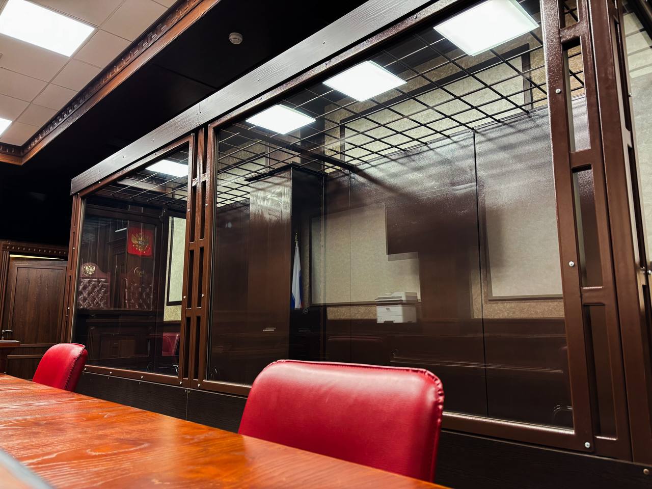 В Ростове огласили приговор мужчине который в своем телеграм канале разместил призывы к посягательству на жизнь президента России В момент отправки сообщений в сеть он находился на территории где введено военное положение уточнили в пресс службе Южного окружного военного суда Также по информации суда летом 2023 обвиняемый распространил в сети заведомо ложную информацию о том что российские военные бросили позиции в районе проведения СВО и направились к Москве Подсудимый признан виновным суд приговорил его к 7 годам исправительной колонии общего режима Мужчина вправе обжаловать вынесенное решение суда в Апелляционном военном суде Вести Дон Telegram MAX