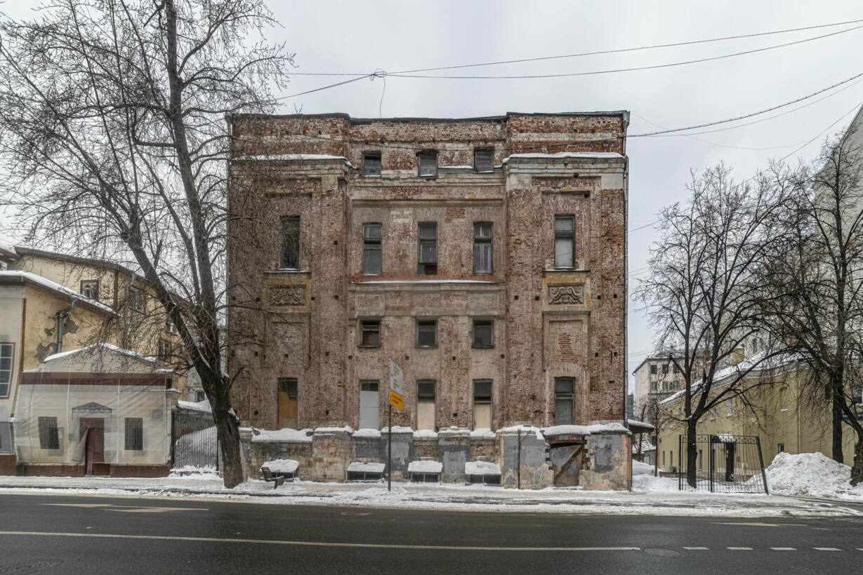 Очередной памятник. Мэрия Москвы выставила на торги большую часть здания Басманной полицейской части на Новой Басманной улице. В лот входят помещения на 1256 кв.м практически весь комплекс . Сам объект был возведен в 1782 г. Изначально это был усадебный дом, в котором жил князь Николай Трубецкой. В 1820-х в нем была открыта Басманная полицейская часть, а снаружи находилась одноименная тюрьма. Здание является объектом культурного наследия федерального значения. Стартовая цена лота – 100,7 млн руб. Торги состоятся 14 августа.