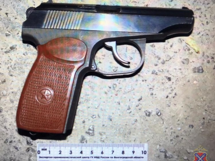 Пьяный волгоградец устроил стрельбу из травматического пистолета В Волгограде полицейские задержали ранее судимого 38-летнего местного жителя, подозреваемого в хулиганстве. Как сообщили Волжский.ру в пресс-службе ГУ МВД по региону, вечером 2 мая в полицию обратились жители дома № 24 по улице Триумфальной в Краснооктябрьском районе. Они сообщили, что неизвестный около дома произвел несколько выстрелов из пистолета. На место выехал наряд ППС. Подозреваемый имел признаки алкогольного опьянения. В ходе осмотра места происшествия был изъят травматический пистолет и гильзы. Экспертиза подтвердила, что стреляли именно из этого оружия. Подробнее на Волжский.ру: