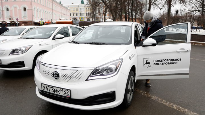 Нижегородская область стала регионом-лидером по распространенности электротакси Как говорится в докладе Международного Евразийского форума «Такси», сейчас в нашем регионе эксплуатируются 420 машин на электротяге. В Санкт-Петербурге их количество составляет 300, в Москве – 159 единиц. Для зарядки электрокаров в Нижегородской области функционируют более 120 станций, 95 из которых – в Нижнем Новгороде. Прислать новость