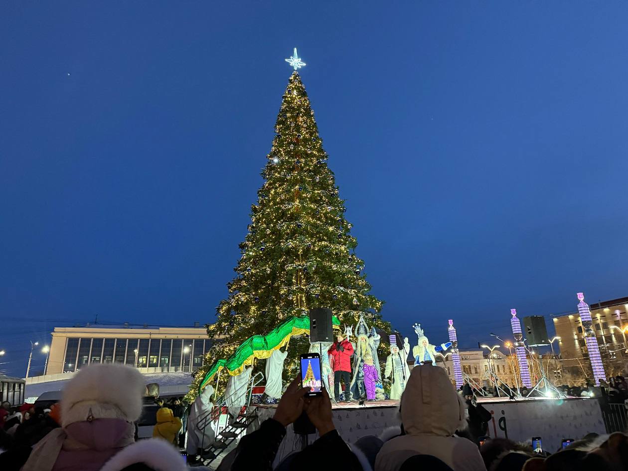В Якутске 1 декабря засияет огнями главная новогодняя ёлка 1 декабря в столице Якутии состоится главное событие ежегодного фестиваля Зима начинается с Якутии зажжение огней на главной новогодней ёлке республики На площади Республики торжественная церемония начнётся в 16 00 Сбор гостей и начало праздничного представления в 15 30 На площади Орджоникидзе новогодняя ёлка засияет в 17 00 Гостей приглашают на праздничную программу уже с 16 30 Фестиваль проводится в соответствии с задачами нацпроекта Туризм и гостеприимство инициированного Президентом России Владимиром Путиным и направлен на развитие туризма и продвижение уникальной культуры Якутии ulusmedia Читайте нас в MAX