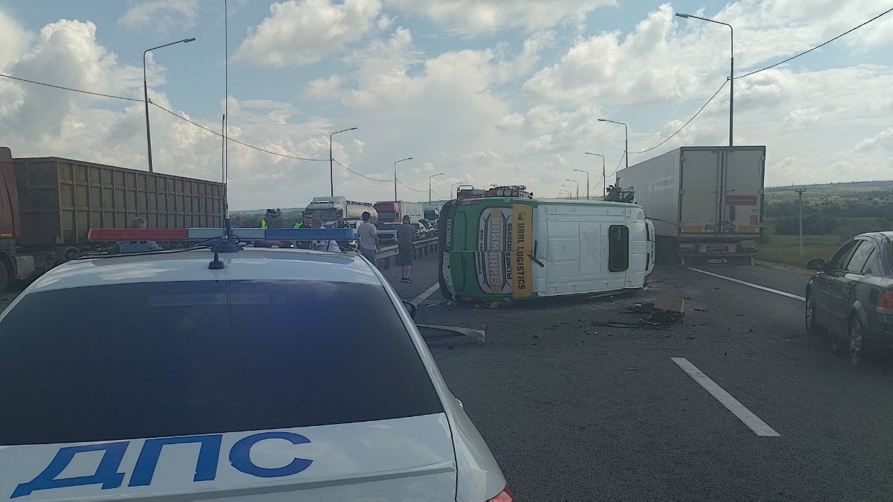 Под Саратовом перевернулся автобус с пассажирами Сегодня, 24 июня, в 10:20 на трассе Сызрань-Саратов-Волгоград неподалеку от с. Сторожевка перевернулся автомобиль марки Форд. За рулем находился мужчина 1964 года. В результате случившегося пострадали 6 пассажиров, в том числе 2 несовершеннолетних. Их доставили в больницу. Все обстоятельства случившегося выясняются, сообщили в Госавтоинспекции. Прислать новость