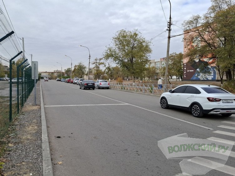 Новый светофор и дорожка в теплотрассу в Волжском завершили ремонт Заводской и Транспортной На минувшей неделе в Волжском началась приемка дорожных объектов отремонтированных в рамках нацпроекта Инфраструктура для жизни Первой приемочная комиссия во главе с вице мэром Евгением Головко побывала на участке улицы им генерала Карбышева от улицы 40 лет Победы до 87 й Гвардейской А накануне администрация сообщила что 100 готовность уже есть на 23 из 28 объектов Волжский ру решил проверить как выполнен ремонт на городских магистралях в 2025 году Первыми мы посетили улицы Транспортную Заводскую и проезд от проспекта им Ленина к парку Волжский и 14 микрорайону вдоль Центрального рынка Первые впечатления оказались положительными Особенно разница бросается в глаза улице Транспортной и проезде вдоль Центрального рынка Но ряд недочетов ощутимо портит картину Подробнее на Волжский ру   www volzsky ru index php wx 16 wx2 81593 ВолжскийРу волжский vlz