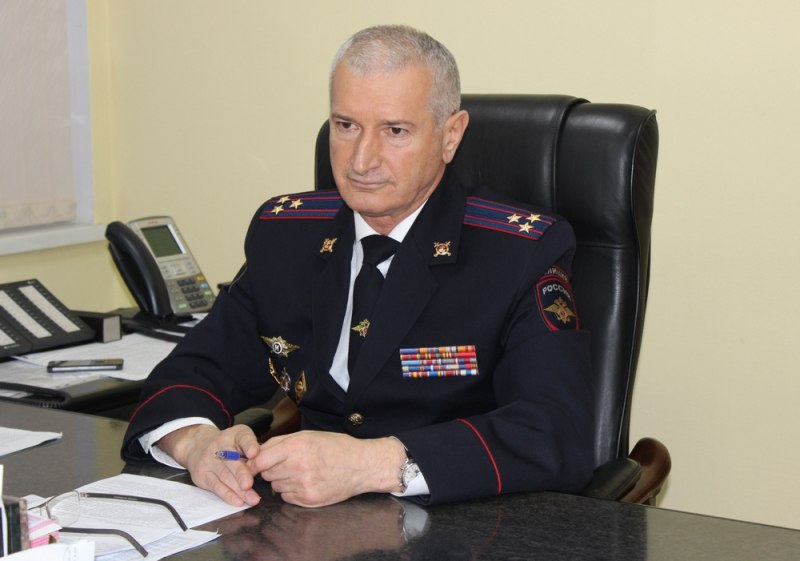 Глава полиции Нижнего Тагила ушел в отставку Ибрагим Абдулкадыров занимал этот пост последние 13 лет Поводом для уход стал преклонный возраст ему исполнилось 65 лет сообщил начальник пресс службы ГУ МВД по Свердловской области Валерий Горелых Временно исполнять его обязанности будет полковник Дмитрий Абраменко Примечательно что 17 октября Абдулкадыров участвовал в открытии отдела полиции 20 вместе с начальником главка Александром Мешковым По словам осведомленного источника 66 RU он уже давно думал об увольнении Ранее Абдулкадыров работал замначальника Управления уголовного розыска в областном МВД Фото полиция Нижнего Тагила Новости из Екатеринбурга