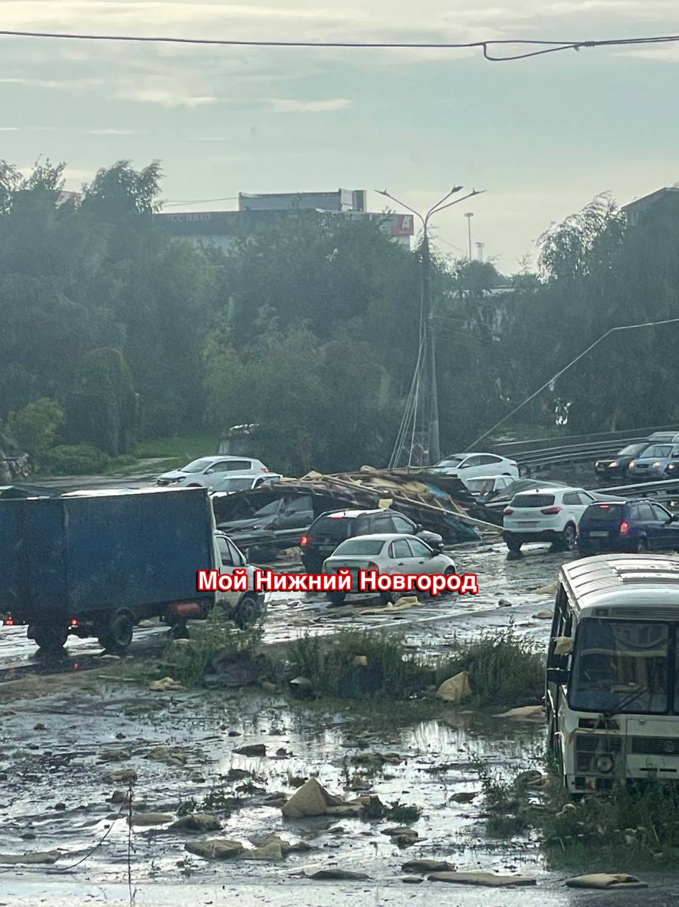 Жесть с улицы Удмуртской в Нижнем Новгороде. У кафе сорвало крышу, и она упала на проезжую часть. Как рассказывают очевидцы, под завалами оказалось несколько машин. И да, на месте происшествия тут же возникла пробка. В обе стороны. Фото: Мой Нижний Новгород