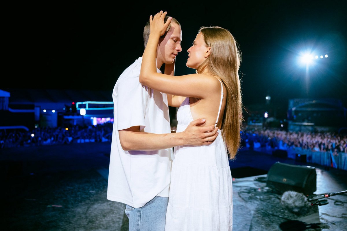 Снимавшийся в Вологде сериал Ландыши удостоен премии Герои большой страны Сериал Ландыши Такая нежная любовь снимавшийся в Вологде стал лучшим проектом III национальной кинопремии Герои большой страны за 2025 год Награду в тематической категории Герои защитники вручила создателям ленты официальный представитель МИД РФ Мария Захарова Итоги премии были подведены на церемонии награждения прошедшей на этой неделе в Москве в Национальном центре Россия