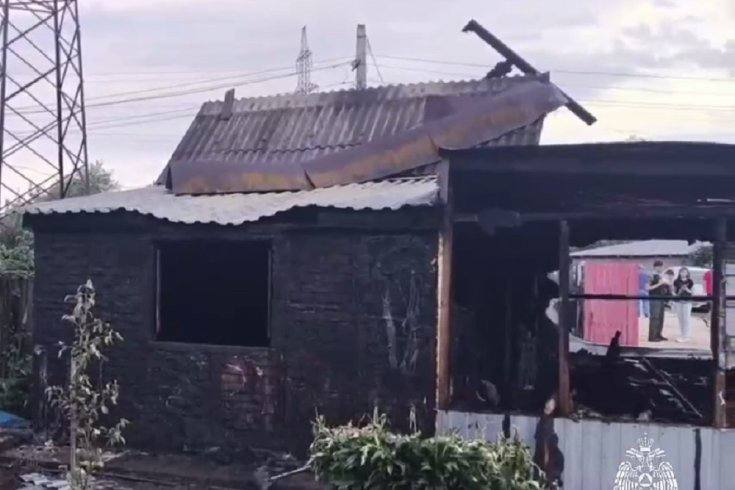 В Балаковском районе Саратовской области во время пожара погибли женщина и двое ее детей. Об этом сообщает Telegram-канал регионального МЧС. ЧП случилось в садовом товариществе "Цемент". Возгорание произошло в дачном домике. Ночью хозяин заметил дым и огонь, сообщил в пожарную охрану. "В жилье сотрудники МЧС России обнаружили тела троих: 42-летней женщины, 7-летнего мальчика и годовалой девочки. Мужчина был госпитализирован с ожогами", - говорится в сообщении ГУ МЧС по Саратовской области. Площадь возгорания составила 54 квадратных метра. С огнем боролись три пожарных расчета. В настоящее время причина произошедшего устанавливается, на месте работают дознаватели МЧС России.