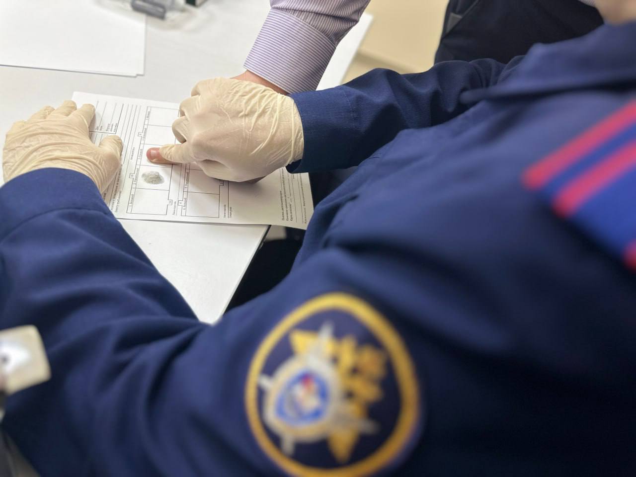 В Орловском районе мужчина осужден за особо тяжкое преступление, совершенное 23 года назад Собранные Зимовниковским межрайонным следственным отделом следственного управления Следственного комитета Российской Федерации по Ростовской области доказательства признаны судом достаточными для вынесения приговора в отношении 70-летнего мужчины. Он признан виновным в причинении тяжких телесных повреждений, повлекших смерть женщины ч. 4 ст. 111 УК РФ . Следствием и судом установлено, что в марте 2002 года фигурант, находясь в домовладении, расположенном в хуторе Греков Орловского района, в ходе ссоры на почве ревности, нанес своей бывшей супруге множественные удары руками по голове и туловищу, после чего скрылся с места происшествия. От полученных повреждений женщина впоследствии скончалась. Установить местонахождение мужчины «по горячим следам» не представилось возможным. В связи с этим ему заочно предъявлено обвинение, избрана мера пресечения в виде заключения под стражу, он объявлен в международный розыск. Задержать злоумышленника удалось в декабре 2024 года. Приговором суда ему назначено наказание в виде 8 лет 6 месяцев лишения свободы с отбыванием наказания в исправительной колонии строгого режима.