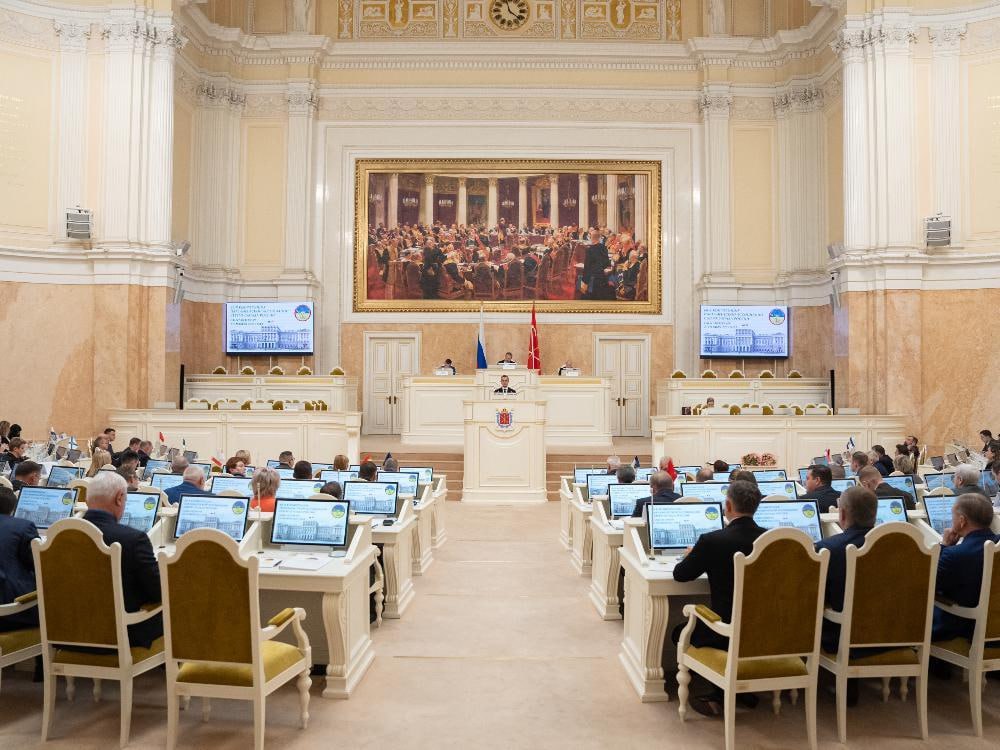 Завершила работу Конференция Парламентской Ассоциации Северо Запада России Итоги В повестке конференции значилось 34 вопроса которые были рассмотрены депутатами 11 парламентов Северо Запада а также Заксобрания Нижегородской области Херсонской областной Думы Законодательного Собрания Севастополя и Народного совета ДНР Принятые инициативы охватывают различные сферы В ЖКХ предлагается фиксировать в ГИС ЖКХ данные об инициаторе общих собраний собственников В социальной политике закрепить понятие профилактика инвалидности для системного планирования мер поддержки В сфере регулирования оборота алкоголя предоставить городам федерального значения право устанавливать зоны с запретом продажи спиртного В области налогообложения и культуры освободить плавучие музеи в том числе ледокол Красин от транспортного налога В трудовом праве ввести возможность заключения срочных договоров для научных проектов с полным пакетом гарантий для сотрудников а в защите прав потребителей обязать онлайн продавцов указывать материал упаковки Была поддержана инициатива которая касается установления памятной даты России Предлагается дополнить федеральный закон О днях воинской славы и памятных датах России новой памятной датой 31 августа День памяти арктических конвоев 1941 1945 гг Одобрено предложение определить на федеральном уровне День многодетной семьи Также поддержаны инициативы касающиеся увеличения суммы по сельской ипотеке и расширении ее действия на вторичный рынок защиты жилищных прав семей погибших участников СВО расчета социального пособия на ребенка