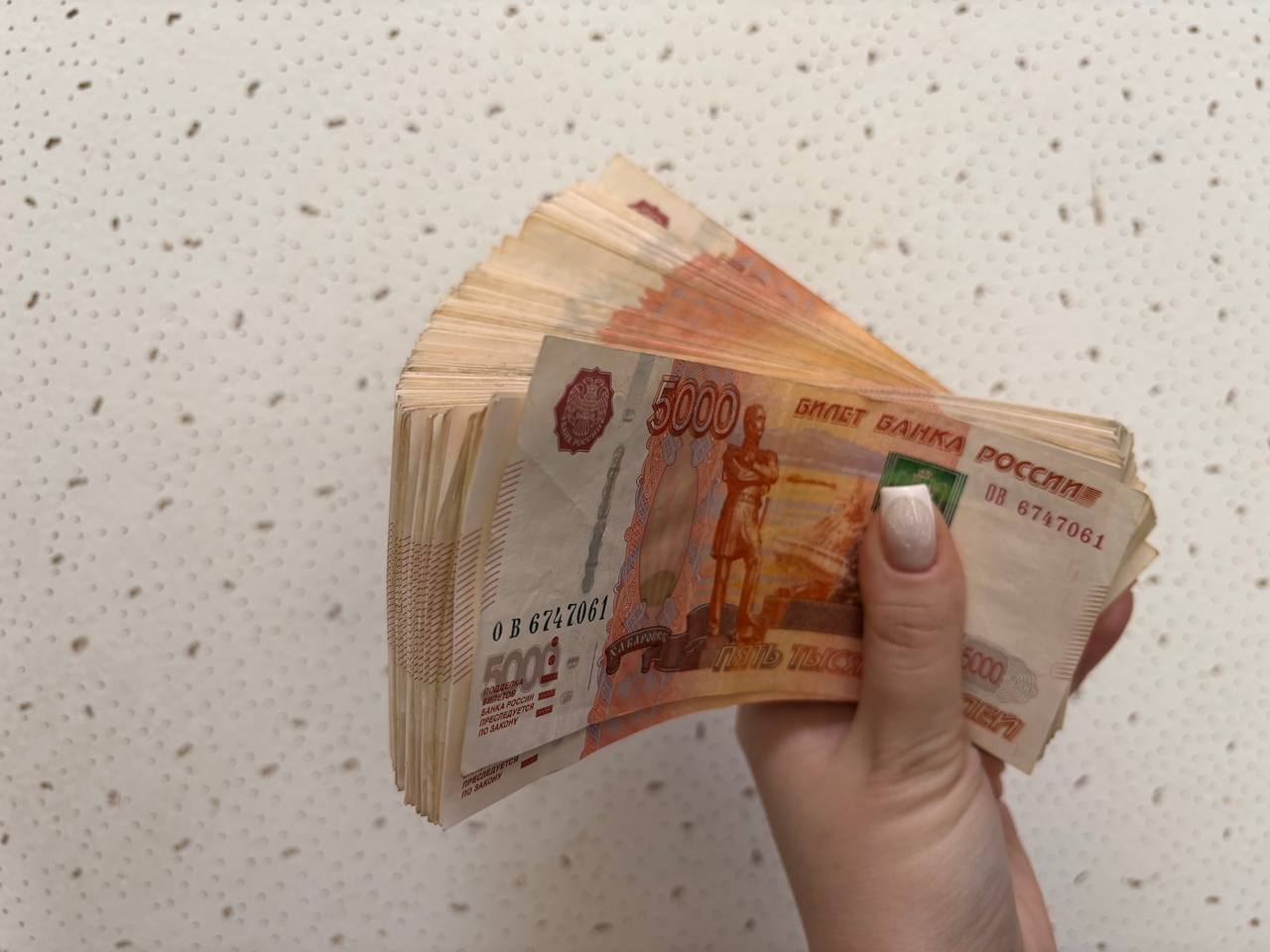 Премию высокобальникам по ЕГЭ учредили в ЕАО Врио губернатора ЕАО Мария Костюк в своем телеграм-канале сообщила, что отличавшиеся при сдаче единого госкзамена выпускники будут поощрены премиями. Награда носит имя Почетного жителя области Бориса Брука. Размер выплат составит 100 000 рублей для тех, кто набрал 100 баллов, и 75 000 рублей – для тех, кто набрал 90 и выше баллов. Претендовать на премию могут те выпускники, кто продолжил обучение в университет или колледжах области. Все НОВОСТИ ЕАО в одном месте жми Прислать новость