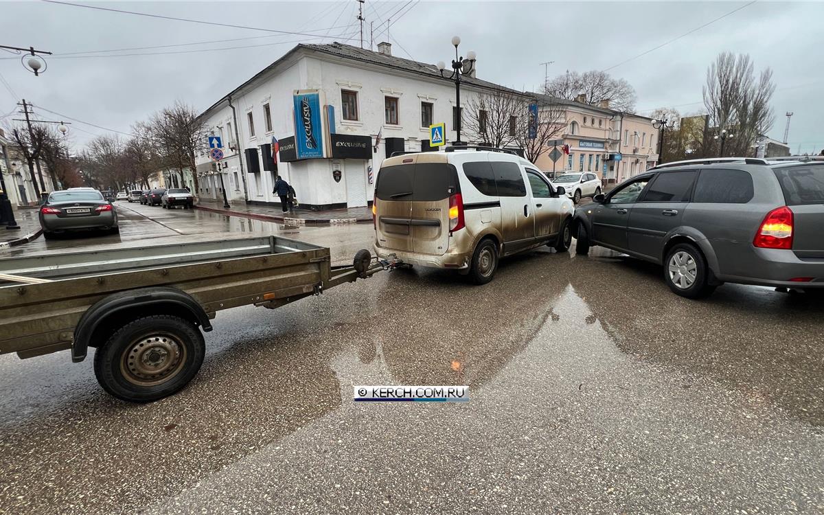 ДТП на пересечении улиц Дубинина и К. Маркса  фото   Автомобили не разминулись на оживленном перекрестке: двигавшийся по главной "Reno" не ожидал, что его не пропустит "Chevrolet", выезжающий с ул. Дубинина.  далее тут:     KERCH.COM.RU