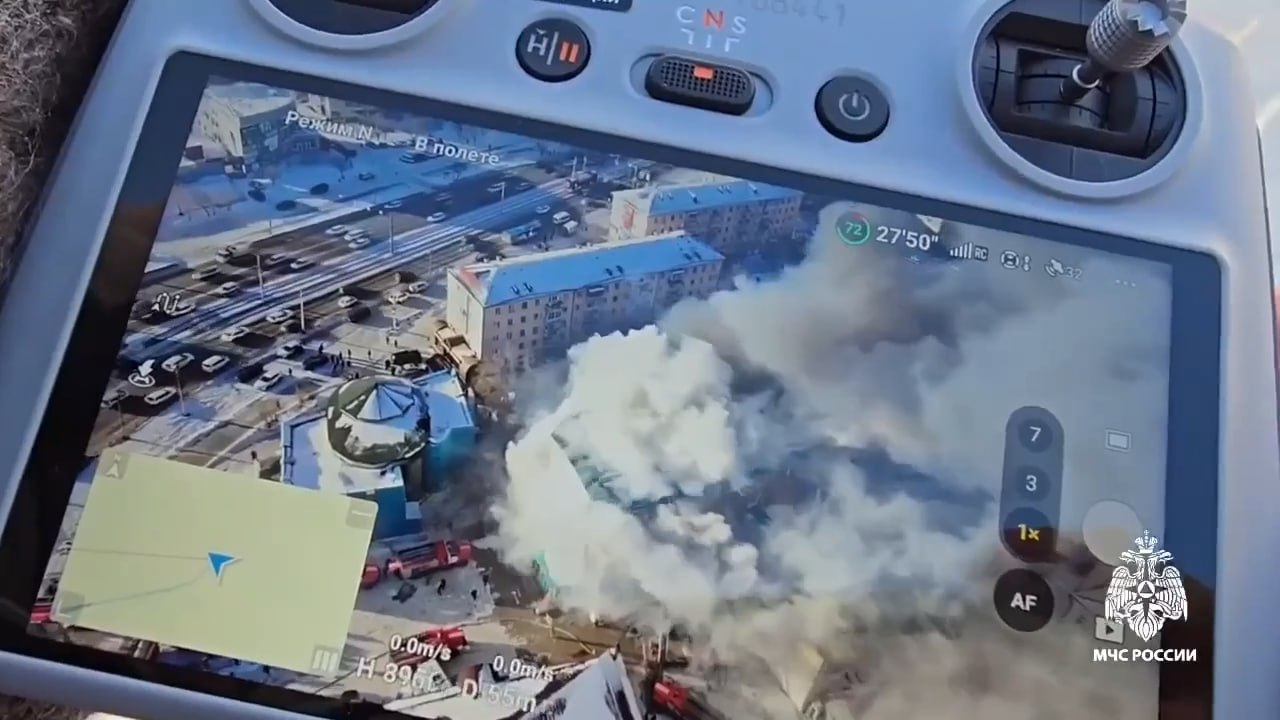 МЧС Бурятии Тушение пожара осложняется сильным задымлением На ликвидации пожара сейчас работают 40 специалистов и 14 единиц техники Внутри здания 5 звеньев газодымозащитников Также для разведки с воздуха задействовали беспилотники Предварительно огонь охватил порядка 1000 квадратов Канал Ариг Ус в MAX