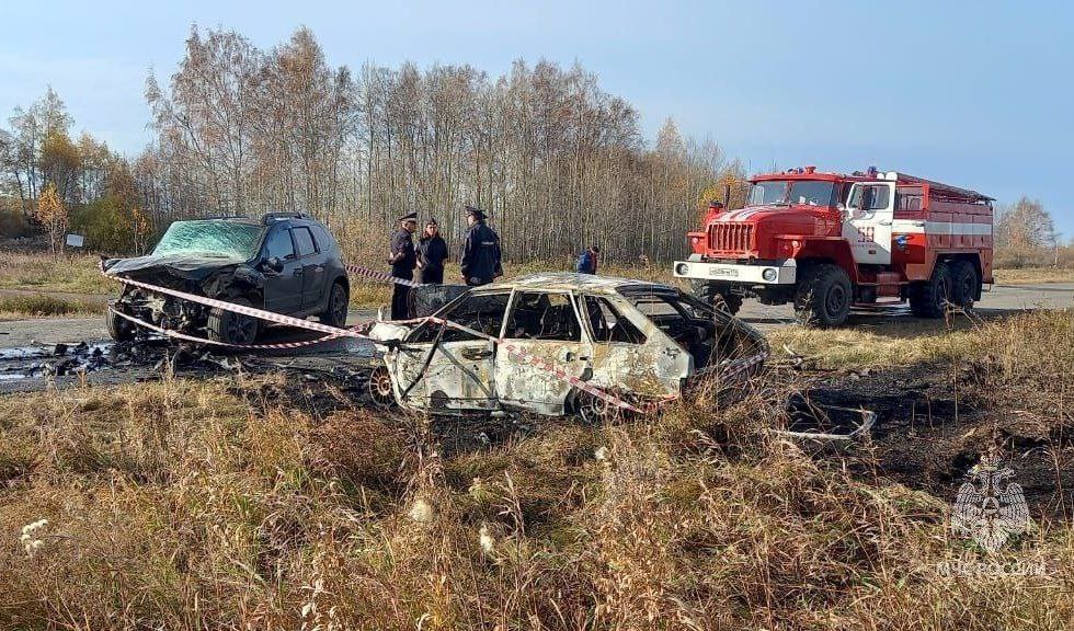 В Челябинской области три человека погибли в аварии с горящим авто  Еще трое госпитализированы.  На дороге Верхнеуральск — Петропавловский столкнулись два легковых авто, после ДТП одна из машин загорелась, сообщили в ГУ МЧС по Челябинской области.  Специалисты ведомства потушили пожар и деблокировали из салонов машин погибших и пострадавших.    / Прислать новость