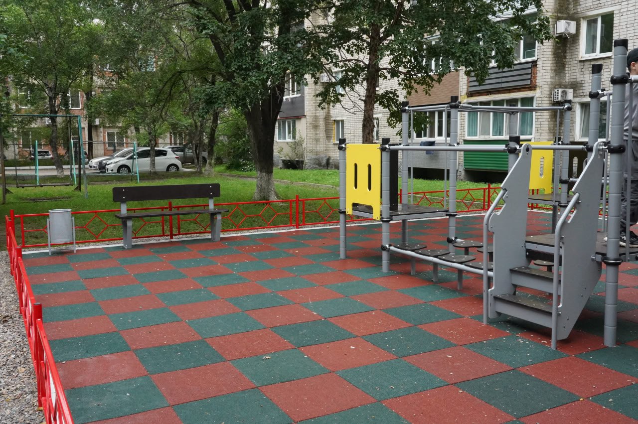 В Уссурийске начато благоустройство придомовых территорий В этом году работы ведутся в 6 дворах города. Часть территорий заасфальтируют, на других установят новые детские площадки. Для ремонта в 2025 году определены следующие адреса: Ул. Горько, 56 - асфальтирование; Ул. Полушкина, д. 51 - детская площадка; Ул. Сергея Ушакова, д. 8а - обустройство детской площадки, асфальтирование; Ул. Сергея Ушакова, д. 8 - обустройство детской площадки, асфальтирование; Ул. Выгонная д. 7 - обустройство детской площадки; Ул. Пушкина, д. 50 – асфальтирование. Все придомовые территории приведут в порядок в течение летнего периода. Отметим, что 5 дворов обустроят по реализации мероприятий плана социального развития центров экономического роста, еще один двор в рамках подпрограммы 100 дворов Уссурийска.
