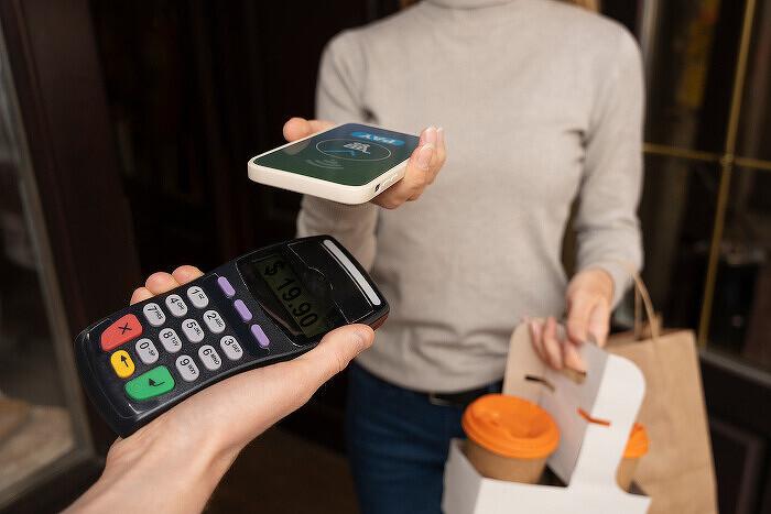 По итогам 2025 г Центральный Банк России впервые рассчитает индекс цифровизации национальной платежной системы сообщил регулятор на своем официальном сайте Результаты расчета по этому и еще одному новому показателю уровень удовлетворенности потребителей платежных услуг будут опубликованы летом 2026 г Оба показателя будут определяться ежегодно и помогут оценить актуальное состояние рынка платежей влияние на него инноваций довести до участников рынка мнение пользователей и устранить недочеты а также скорректировать при необходимости регулирование Telegram Дзен MAX