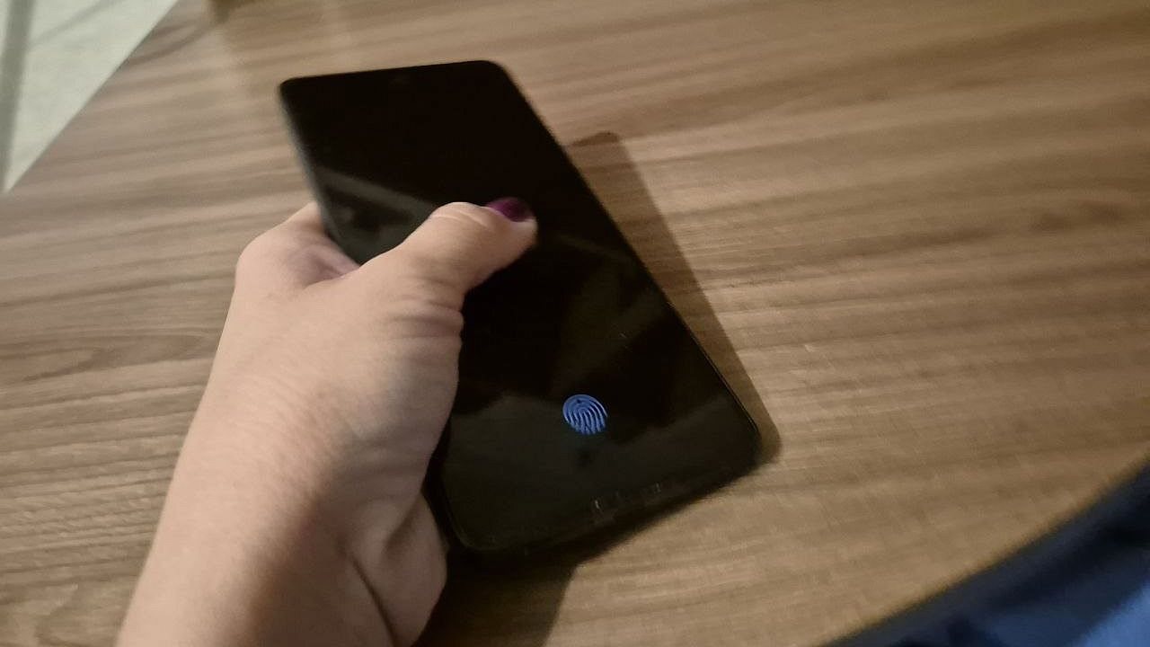 Эксперт Хволес назвал главную опасность бесплатных VPN VPN сервисы серьёзно вошли в жизнь рядового россиянина Виртуальная частная сеть позволяет установить зашифрованное соединение между устройством и интернетом Это происходит через специальный сервер основная цель которого защита конфиденциальной информации в интернете предотвращение утечек и отслеживание действий пользователя Однако с недавнего времени роль VPN сервисов в значительной степени поменялась Теперь их используют не для защищённого соединения а исключительно для доступа к различным сервисам Для сохранения привычного уклада жизни готовы пожертвовать даже собственной безопасностью ведь многие эксперты уверены бесплатные VPN могут всерьёз навредить вашему устройству и вашей личной безопасности На самом деле защитные сервисы оказываются троянским конём который способен открыть злоумышленникам доступ к личной информации К тому же низкий уровень цифровой грамотности превращает инструмент безопасности в главную уязвимость считает эксперт по IT технологиям Денис Хволес Информация о безопасном подключении справедливо лишь для ограниченного круга авторитетных платных провайдеров Такие компании вкладывают значительные средства в поддержание современной криптографической защиты и их продукт нельзя даже сравнивать с десятками бесплатных приложений в Google Play и AppStore которые массово скачивают себе пользователи подчеркнул эксперт Денис Хволес Бесплатные VPN сервисы крайне редко работают на альтруистических мотивах Сбор и последующая монетизация пользовательской активности становится главным источником дохода для таких провайдеров Последствия подхода могут оказаться разрушительными для пользователей Злоумышленники уже множество раз получали доступ к базам данных скомпрометированных VPN В этих файлах содержалась золотая жила для киберпреступников сессионные токены аутентификации позволяющие деанонимизировать пользователя а в некоторых случаях и его прямые учетные данные социальных сетей мессенджеров и банковских приложений Так что стремясь сохранить стабильную работу привычных приложений пользователь рисковал обнародованием личных данных Именно поэтому эксперты по кибербезопасности единогласно подчеркивают без базового понимания принципов работы VPN пользователи очень сильно рискуют и лично создают уязвимую точку для атаки на свои персональные данные Ранее Госдума утвердила штрафы за поиск экстремистских материалов и рекламу VPN Гражданам грозят серьезные санкции