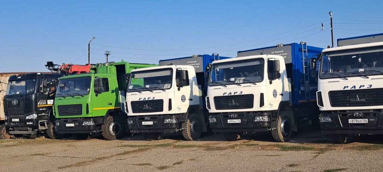 В 4 раза увеличили с прошлого года количество мусоровозов в восточных округах Ставрополья. Новый регоператор вывел на маршруты еще 35 современных машин. Это шаг к решению проблемы с вывозом мусора в Буденновском, Арзгирском, Левокумском и Нефтекумском округах. Раньше техника не справлялась с объемами, что вызывало справедливые жалобы жителей. По моему поручению министр ЖКХ края Александр Владимирович Рябикин будет держать вопрос вывоза мусора на востоке на особом контроле до полного решения проблемы. Тем временем оператор уже начал приводить в порядок контейнерные площадки. В ближайших планах – открытие его абонентских отделов в каждой территории для оперативной связи с жителями. Их адреса можно будет узнать на сайте.