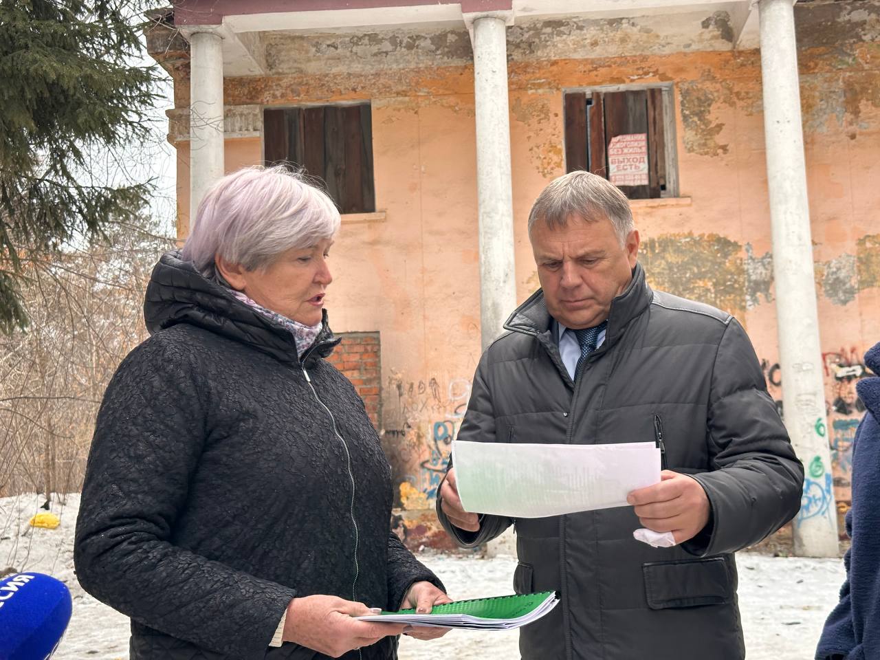 Провел выездное совещание в Мегете с руководителем Управления по внегородским территориям Ириной Евгеньевной Цыпенко.   Обсудили возможность восстановления сгоревшего клуба и начало строительства физкультурно-оздоровительного комплекса. Эти объекты очень необходимы для десятитысячного населения поселка.   Дом культуры горел в 2011 году. Здание тогда не было на балансе муниципалитета, не было возможности направлять средства на его восстановление. После того, как имущество радиоцентра передали в собственность Ангарского округа, мы смогли реализовать проект создания молодежного центра в административном здании.   В конце прошлого года появилась идея восстановить клуб. Поручил предусмотреть средства на выполнение инструментального обследования несущих конструкций и фундаментов.   На этой неделе получили положительное заключение специализированной организации: кирпичное здание и железобетонные конструкции находятся в работоспособном состоянии.   В ближайшее время определим стоимость проектирования и выполнения капитального ремонта, чтобы понять возможные источники финансирования. После вынесем этот вопрос на рассмотрение депутатского корпуса.   Также обсудили перспективы строительства ФОКа на стадионе «Луч». Финансирование на эти цели муниципалитет при поддержке Губернатора Иркутской области Игоря Ивановича Кобзева и Правительства региона получил по федеральному проекту «Развитие физической культуры и массового спорта».   Более 343 миллионов будет направлено на эти цели. Подрядчик будет определен в конце марта. Он должен будет выполнить и проектирование, и строительство.