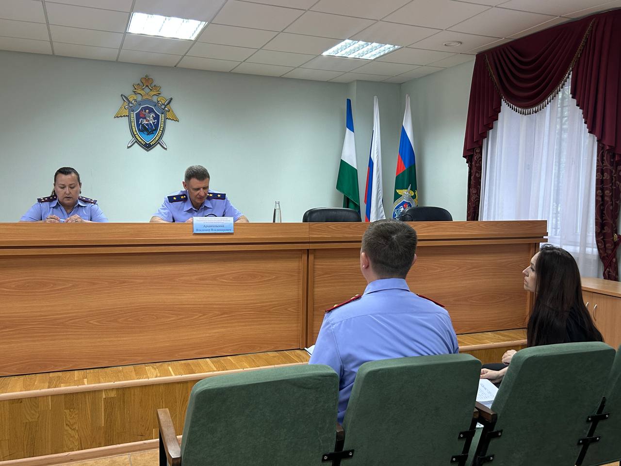 Руководитель следственного управления СК России по Республике Башкортостан провел прием граждан Руководитель следственного управления СК России по Республике Башкортостан Владимир Архангельский провел личный прием граждан по жалобам и обращениям, связанным с проведением доследственных проверок и расследованием уголовных дел по фактам ненадлежащего оказания медицинской помощи, прием проводился также посредством видеосвязи. В начале встречи Владимир Владимирович подчеркнул, что вопросы качества оказания медицинских услуг находятся на особом контроле в следственном управлении, обращения по данной теме тщательно рассматриваются и проверяются. Руководитель следственного управления отметил, что сотрудники СК России по Республике Башкортостан не ограничиваются процессуальными мерами, а используют все доступные механизмы при защите законных интересов граждан, чьи права были нарушены в результате ненадлежащего оказания медицинской помощи. В ходе приема Владимир Владимирович Архангельский внимательно выслушал каждого из 13 обратившихся жителей республики. Основные вопросы касались хода расследования уголовных дел по фактам ненадлежащего оказания медицинских услуг. Всем обратившимся были даны разъяснения и ответы на заданные вопросы. По итогам приема руководитель следственного управления дал указания по каждому делу, в том числе о проведении конкретных следственных действий, направленных на скорейшее завершение расследования уголовных дел и дачи правовой оценки действиям причастных к преступлениям лиц. Следственное управление СК России по Республике Башкортостан продолжает работу по защите прав граждан в этой сфере и будет принципиально реагировать на все нарушения закона.
