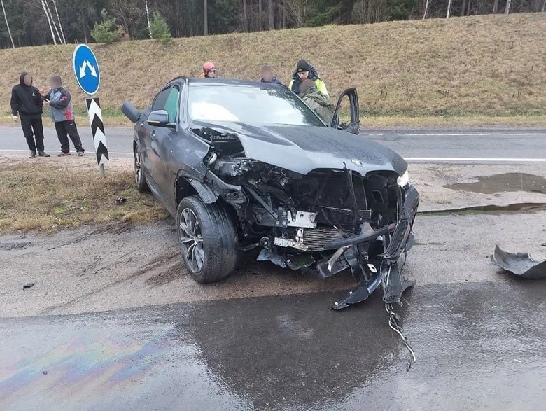 Натворила дел 19-летняя девушка за рулем BMW под Минском  Даже МАЗ от нее страшно пострадал.   "Водитель не справилась с управлением, выехала на встречку и столкнулась с автомобилем LiXiang под управлением 43-летнего жителя Смолевичского района. От столкновения автомобиль BMW отбросило на автомобиль Volkswagen, которым управлял 43-летний житель Витебской области. Также, отделившимся колесом автомобиля BMW, причинены механические повреждения автомобилю МАЗ под управлением 72-летнего минчанина.  В результате 43-летний водитель автомобиля Volkswagen получил травмы".  #аквапланирование, #на_все_деньги, #дтп