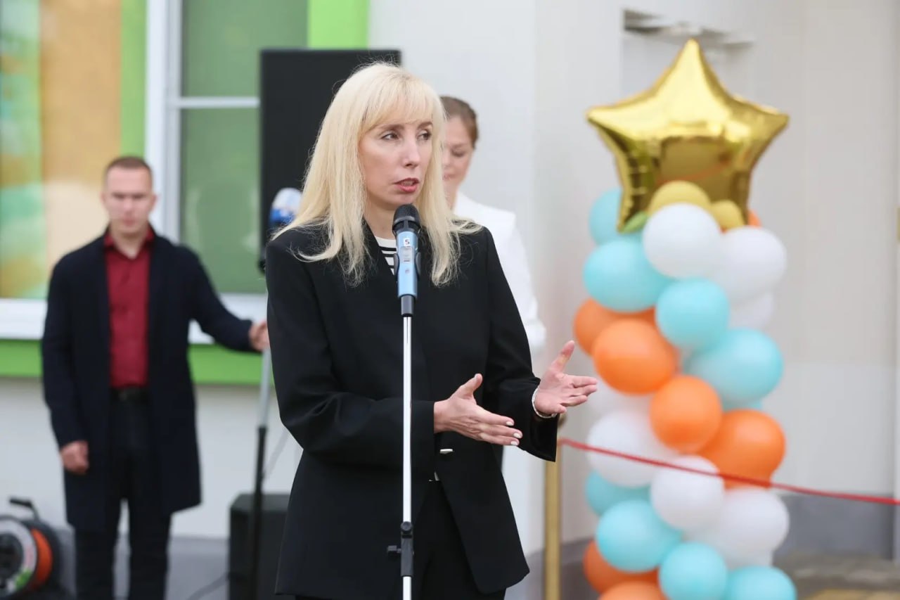 Анна Минькова ушла с поста вице губернатора Кубани по собственному желанию Чиновница объяснила что это решение связано с её личными убеждениями Прошедшие десять лет были значимы для социальной сферы региона с немалыми вызовами на пути Хочу поблагодарить министров и всю команду за плодотворную работу и выдающиеся результаты которых мы достигли вместе Отдельное спасибо врачам педагогам работникам социальных служб и учреждений культуры журналистам Многих знаю лично и я искренне ценю вклад каждого ежедневный труд и заботу о людях Отмечается что её аккаунты в соцсетях не будут удалены но отвечать на обращения она там больше не будет   Быть в курсе Мы в MAX