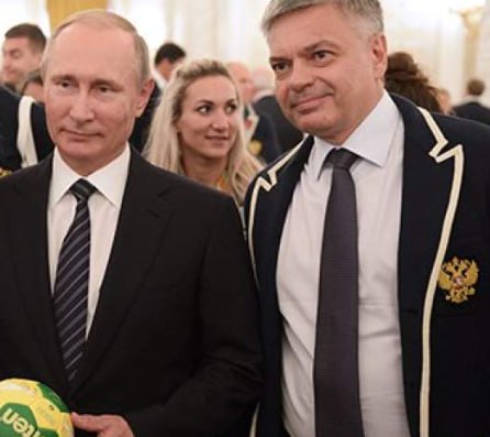 Экс депутата и российского миллиардера задержали в ОАЭ Сергей Шишкарев оказался фигурантом расследования и сейчас находится в Дубае под подпиской о невыезде По информации РБК основателя логистического холдинга ГК Дело подозревают в угрозах аффилированной с ним компании Вечером 11 января Шишкарев запостил в своём канале цитату из Бандитского Петербурга Не столь важно как тебя ударили Гораздо важнее как ты встал и чем ответил По данным Forbes на 2025 год состояние Шишкарева оценивается в 1 4 млрд bankrollo