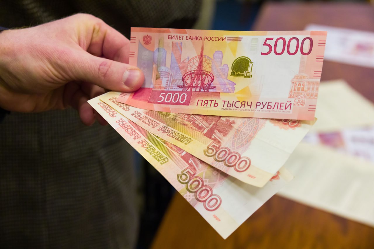 Средний потребительский кредит в Челябинской области пошел вверх На Южном Урале в декабре 2025 года значительно вырос средний размер потребительского кредита По данным Национального бюро кредитных историй он увеличился на 15 по сравнению с ноябрём с 146 9 тыс до 168 9 тыс рублей В целом по России средний чек кредита наличными в декабре составил 180 2 тыс рублей что на 8 4 больше чем месяцем ранее Этот рост последовал за тремя месяцами снижения По сравнению с декабрём 2024 года средний размер кредита в стране вырос более существенно на 32 1 Это связано с постепенным смягчением условий на кредитном рынке после периода жёстких ограничений Самые крупные кредиты в декабре брали жители Москвы 321 тыс рублей и Санкт Петербурга 254 6 тыс рублей Среди регионов лидеров по росту среднего чека Челябинская область не вошла в топ 5 но её показатель 15 значительно превысил общероссийскую динамику 8 4 eugenejut