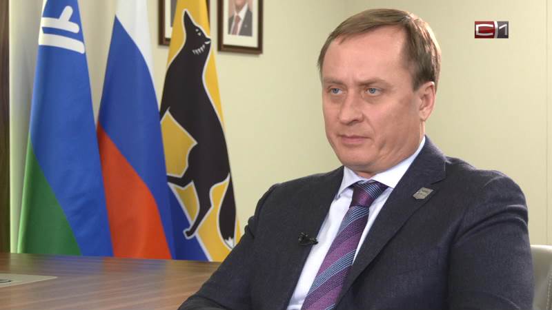 Сегодня глава Сургута Максим Слепов проводит пресс конференцию по итогам 2025 года Вот коротко самое интересное о чём он уже рассказал Строительство школ мэр назвал одной из самых затратных но ключевых задач К сожалению по концессионному механизму удалось построить только одну школу Модель оказалась нежизнеспособной Теперь новые объекты будут строить по прямым контрактам и другим механизмам В Сургуте 277 км улично дорожной сети в 2025 году в ремонте было 38 объектов параллельно ведётся строительство и проектирование новых участков Накопившуюся потребность в дорогах планируют закрывать за счёт средств города округа и при участии социальных партнёров при этом развитие инфраструктуры включает создание велокаркаса и общественных пространств для пешеходов Общественный транспорт Приоритет обновление автопарка корректировка маршрутной сети и работа со светофорным регулированием В 2025 году мы продолжили обновлять автопарк общественного транспорта Спасибо Губернатору В город поступили 29 современных автобусов на газомоторном топливе в дальнейшем обновление подвижного состава продолжится с привлечением региональных средств В этом году в Сургуте установили 63 новых остановочных павильона почти в три раза больше плана сейчас их поэтапно подключают к электросетям В 2026 м планируют закупить ещё 50 комплексов уже 156 павильонов оснащены электронными табло по плану все павильоны нового образца должны быть оснащены видеокамерами и табло Подписаться Прислать новость SiTV в MAX