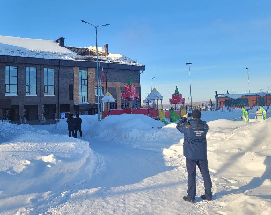 Уголовное дело возбуждено после частичного обрушения крыши в новой школе в Новосибирской области Следственная группа выехала в Репьево Новосибирской области где частично обрушилась кровля школы Напомним по данным поступившим в МЧС 5 февраля в школе произошло обрушение части стропильной системы кровли Глава Тогучинского района Сергей Пыхтин заявил что крышу повредили работники которые занимались уборкой снега Возбуждено уголовное дело сообщили в СК по Новосибирской области По уголовному делу будет назначена судебная строительная экспертиза которая установит причины обрушения В общеобразовательном учреждении изъята вся необходимая документация добавили в ведомстве Проверку проводит и прокуратура Будет дана оценка действиям должностных лиц ответственных за эксплуатацию здания сообщили в ведомстве Старая школа в селе была признана аварийной и в 2022 году был заключен контракт на возведение школы за 430 млн рублей Работы обещали завершить к 1 сентября 2023 однако с тех пор срок выполнения неоднократно переносился а стоимость объекта выросла до 518 млн рублей рассказывали в 2024 году общественники По данным властей её ввели в эксплуатацию в ноябре 2025 года Итоговая стоимость судя по карточке контракта превысила 598 млн рублей Школа построена по госпрограмме Новосибирской области Развитие образования создание условий для социализации детей и учащейся молодежи в Новосибирской области Строительством изначально занималось ООО Ликстрой Фирма помимо школы в Репьево сорвала сроки строительства школы в Сузуне Компания также упоминалась в связи с мошенничеством на десятки миллионов при возведении детского сада в Тогучине В числе обвиняемых Наталья Фазлыева владелица Ликстроя Начальницу отдела контрактной службы министерства строительства региона Ольгу Колмакову обвинили в получении взятки айфоном за лоббирование интересов Ликстроя Подписаться Прислать новость Помочь бустами