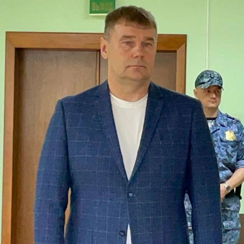 Бывшего замминистра транспорта Новосибирской области отправили в колонию на три года. Вину в растрате 1,5 млн рублей он не признал.  Сергея Ставицкого осудили за хищение через липовые договоры аренды машины, которая по факту принадлежала ему. Начальник ТУАДа, подконтрольного министерству, подписал контракт с подставным ИПшником.  В бюджет со Ставицкого взыскали 1,5 млн рублей. Также ему назначили штраф в 500к и запретили быть госслужащим два года. В срок наказания зачли время, проведённое в СИЗО. Бывший министр заявил, что приговор несправедливый. Решение будет обжаловать.