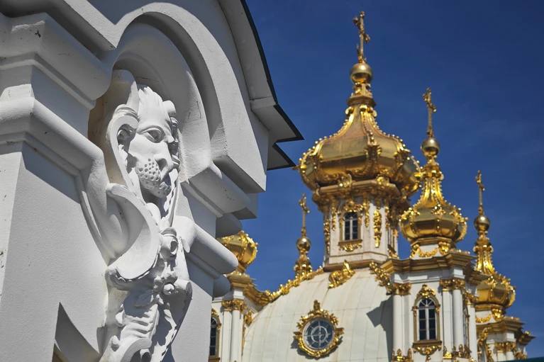 В Петербурге официально разрешат звонить в колокола по утрам в выходные и праздники Местные депутаты приняли закон в первом чтении который позволит православным храмам звонить в колокола с 8 00 до 12 00 в выходные и праздничные дни Так колокольный звон не будет считаться нарушением тишины Правда не все поддержали инициативу Например депутат Александр Шишлов предположил что новые правила могут ущемлять права неверующих горожан Но всё же большинство слуг народа а именно 40 депутатов поддержали инициативу Алексей Булатов Читай нас в MAX Подпишись на Комсомольскую правду СПб