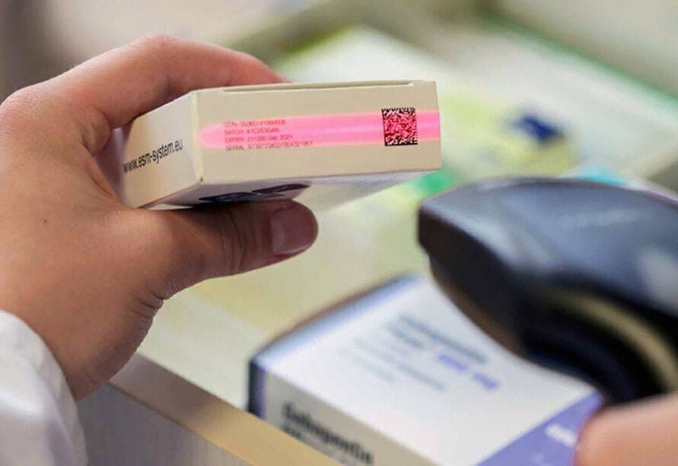 В Узбекистане вводятся международные стандарты регистрации лекарств и медизделий Президент Узбекистана подписал указ О дополнительных мерах по регулированию обращения лекарственных средств и медицинских изделий который вводит новые правила регистрации и сертификации продукции в соответствии с международными стандартами Согласно документу с 1 января 2026 года все медицинские изделия и техника будут регистрироваться как медицинские устройства классифицироваться по четырём уровням безопасности и допускаться к обращению только после положительных результатов клинических исследований Производители лекарственных средств и медизделий обязаны будут получать национальные сертификаты соответствия с 2027 года для фармацевтической продукции станет обязательным стандарт GMP а для медицинских устройств ISO 13485 Указ также устанавливает пятилетний срок действия свидетельств о регистрации для отечественных и зарубежных производителей Бессрочные свидетельства выданные ранее будут ограничены этим же сроком с момента вступления указа в силу Разрешается контрактное производство по заказу правообладателей при наличии лицензии у исполнителя При этом требование о лицензировании розничной продажи медицинских изделий отменяется торговля будет возможна по уведомительному принципу ТГ канал uzbekpharma