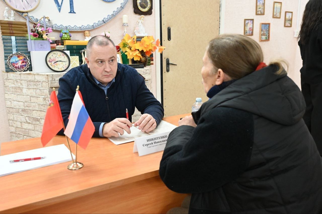 «Выездную администрацию» провели в деревне Васильевское. Для жителей сельских территорий такой формат приемов очень удобен.         Вместе с депутатами городского Совета Марией Арсеньевой и Дианой Алумянц ответили на поступившие вопросы.     Наибольшее количество – по теме обустройства дорог. Часть адресов уже включена в план работ на 2025 год.       Обращения поступили и в отношении ремонта детского сада. Сейчас идут конкурсные процедуры и ближе к новому году подрядчик уже должен будет выйти на объект. Дошкольное отделение п. Пролетарский будет обновлено полностью: кровля, фасад, внутренние помещения, инженерные сети. Ремонт выполняется по президентской программе, его ждут и маленькие жители поселка, и их родители.       Обсудили благоустройство вокруг детской игровой площадки, установленной этим летом около дома №6А. Работы уже проводятся, предусмотрено устройство дополнительных опор уличного освещения.        О работе «выездной администрации» жители оставляют положительные отзывы. На подобной встрече некоторые сельчане уже  были в прошлом году и отметили эффективность диалога.  Сегодня от старшего поколения поступила просьба о замене батареи в подъезде, до понедельника работы будут проведены.