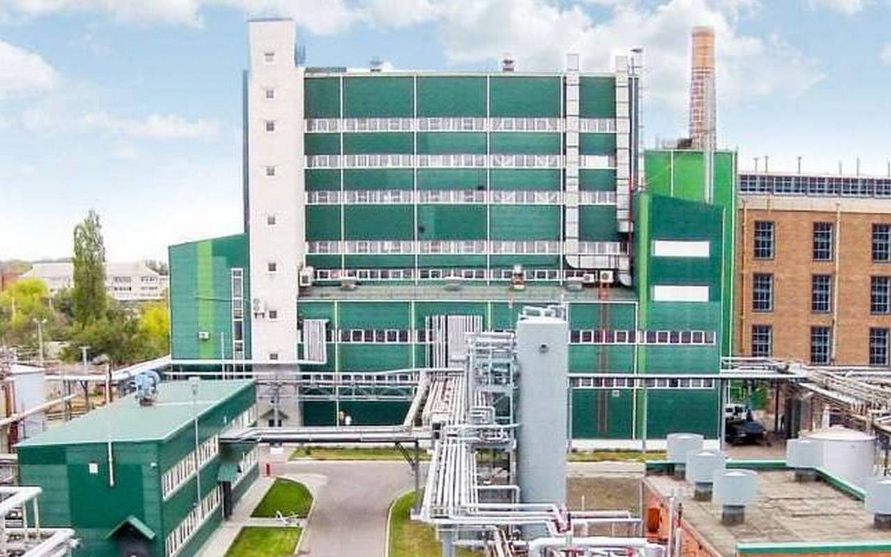 «Эфко» инвестирует 2,6 млрд рублей в производство эмульгаторов под Воронежем  Группа компаний «Эфко» приступила к реализации инвестиционного проекта по производству современных эмульгаторов и среднецепочечных триглицеридов  МСТ  — компонентов, которые ранее в России не производились и полностью импортировались.  Проект будет реализован на заводе «Евдаково» в Каменском районе. На первом этапе предприятие планирует выпускать шесть видов ингредиентов, используемых в пищевой, косметической, фармацевтической промышленности, а также в сельском хозяйстве.   Общий объем инвестиций составит 2,6 млрд рублей. На заводе будет создано 52 новых рабочих места, а годовая мощность предприятия достигнет 8,4 тыс. тонн высокотехнологичных компонентов. Запуск первой очереди планируется  в конце текущего  года. За 10 лет суммарные налоговые отчисления в бюджеты различных уровней превысят 1,6 млрд рублей.  Генеральный директор «Эфко» Евгений Ляшенко подчеркнул, что запуск производства обеспечит независимость российского рынка и позволит к 2029 году заместить до 70% импортных МСТ и эмульгаторов отечественной продукцией.   В дальнейшем на базе предприятия ожидается расширение линейки ингредиентов, включая решения для производителей мороженого и новых видов пищевой продукции.