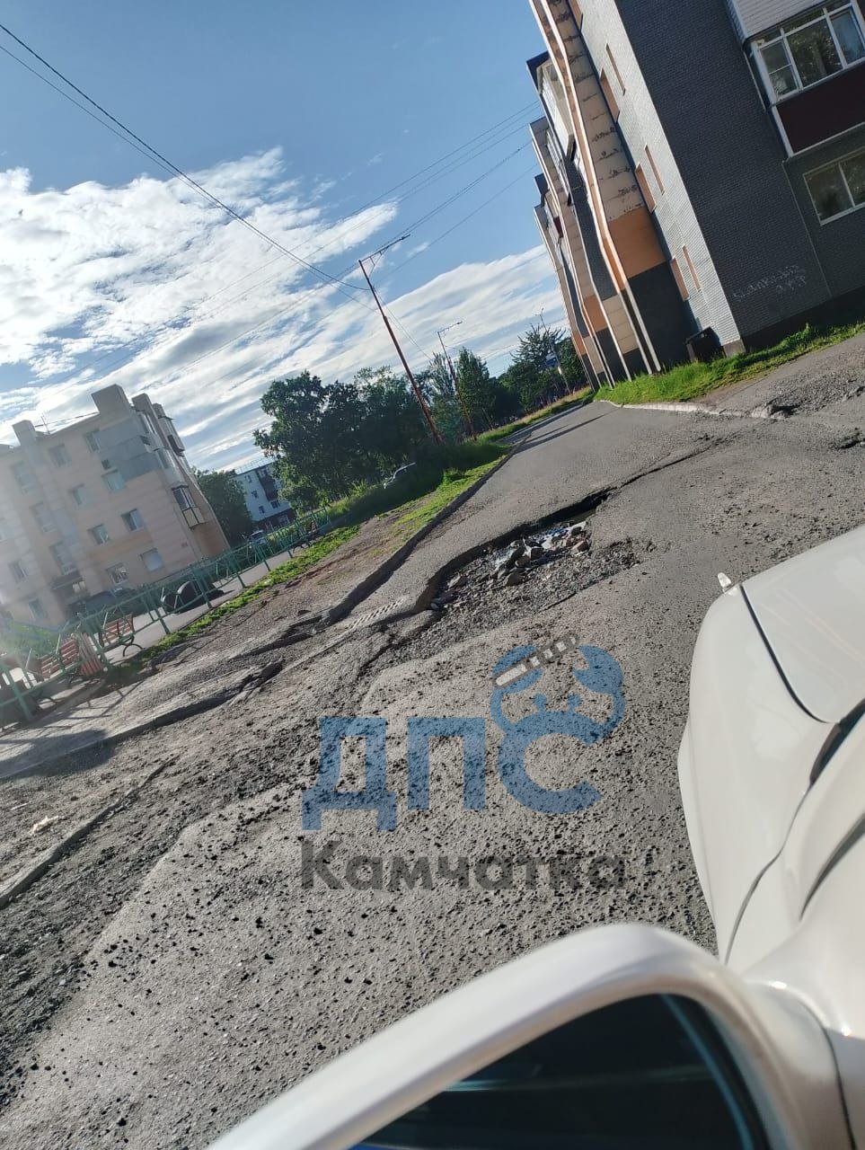 Огромная яма угрожает автомобилистам в Петропавловске "В районе детской площадки между Горького 15 и Горького 2 образовалась огромная яма. Во время дождей огромнейшая лужа. Ливневая канализация не справляется. Никому не нужна эта дыра, постоянно лужа? Управляющим компаниям не нужна", - пишет подписчик "ДПС Камчатка "