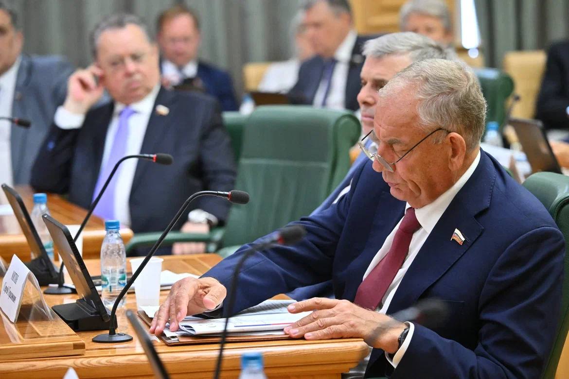 Сегодня выступил на заседании Совета по вопросам агропромышленного комплекса и природопользования при Совете Федерации. На нём обсуждали проблемы реализации новых механизмов использования и охраны земель сельхозназначения. В апреле этого года на федеральном уровне были приняты новые меры по защите сельхозземель. Основные положения закона 52-ФЗ начнут действовать с 1 марта 2026 года. Напомню, что это за изменения: перевод сельхоз земель в другую категорию возможен только законом Московской области, а для перевода сельхоз угодий потребуется еще заключение Минсельхоза России; границы сельхоз угодий устанавливаются Минсельхозом России; включение сельхоз угодий в границы населенных пунктов согласовываются с Минсельхозом России. В ходе выступления озвучил несколько предложений по 52-му ФЗ. Так, законом предусмотрено принятие подзаконных нормативных правовых актов – это порядок установления границ сельхоз угодий и порядок согласование ген планов при включении сельхоз угодий в границы населенных пунктов, по которым регионам нужно работать уже с 1 марта 2026 года. Предложил принять эти подзаконные акты до конца года. А также провести обсуждение с регионами по вопросу установления границ сельхозугодий. При анализе положений федерального закона, выявлены неопределённости, из-за которых могут возникнуть проблемы на практике. Их также озвучил. Например, что делать, если зона сельхоз угодий уже изменена, однако земельный участок не может быть переведен в другую категорию из-за отрицательной позиции федерального ведомства. Кроме того, выделил ещё ряд моментов, на которые необходимо обратить внимание в сфере охраны земель сельхозназначения. Среди предложений – запретить собственникам земельных участков, не являющимся сельскохозяйственными товаропроизводителями или переработчиками сельхозпродукции, передавать в ипотеку земельные участки из земель сельхозназначения. Законопроект с таким предложением уже подготовлен Мособлдумой.