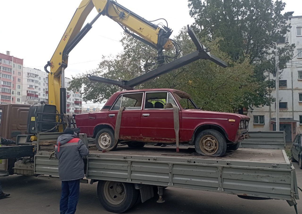 В Челябинске сократили сроки вывоза брошенных разбитых машин Ржавые автомобили без колес и номеров начнут исчезать с улиц и из дворов Челябинска в ускоренном порядке У владельцев автохлама будет всего неделя чтобы добровольно вывезти имущество Раньше хозяевам машин давали на это 30 суток Мы предлагаем ограничить срок до семи дней так как из соображений антитеррористической защищенности мы должны своевременно реагировать на объекты неправильно размещенные и брошенные в местах общего пользования объяснил на заседании гордумы вице мэр по развитию дорожно транспортной инфраструктуры и цифровизации Дмитрий Агеев За исключением сроков порядок вывоза автомобилей не изменится Владельцы разукомплектованных автомобилей будут получать уведомления с просьбой определить судьбу транспортного средства Если за неделю собственник не отреагирует городское управление благоустройства вывезет автохлам Подписаться на vecherchel   Голосовать за канал