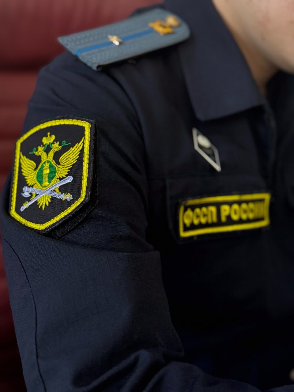 В Калмыкии в ходе очередного рейда по поиску должников судебными приставами арестовано 5 автомобилей, 3 из которых были изъяты. Рейд проводился совместно с коллегами из Госавтоинспекции. Один из должников, имея 7 штрафов ГИБДД и другие задолженности, оплатил долг в размере более 30 тысяч рублей сразу, чтобы избежать ареста автомобиля. У владельца «ВАЗа 21099» машину изъяли за неуплату финансовой обязательности в размере около 400 тысяч рублей. В должника, имеющего долг более миллиона рублей, был составлен акт описи и ареста, в результате чего транспортное средство изъято. Иномарки лишился другой неплательщик своих долгов, общая сумма которых составляет 500 тысяч рублей. В случае неуплаты долга в 10-дневный срок автомобили после оценочных мероприятий будут направлены на реализацию. Фото: УФССП России по Республике Калмыкия Быть в курсе Прислать новость