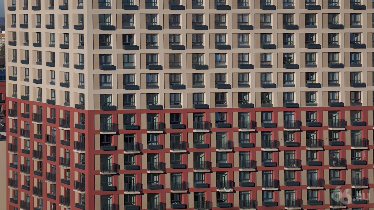 Единые правила внешнего вида для новостроек подготовит администрация Екатеринбурга Мэрия ищет подрядчика для разработки методички по архитектурному проектированию зданий На создание каталога выделят 2 млн рублей из городского бюджета Работу над документом разделят на два этапа Сначала подрядчик проанализирует российский и зарубежный опыт выявит тенденции развития городской среды а затем соберет данные о реализованных в Екатеринбурге проектах После этого он разработает общие стандарты внешнего вида новостроек а также предложит как повысить качество жизни В результате должен получиться каталог с минимум 15 проектами и архитектурными рекомендациями Работу завершат до 1 апреля 2026 года Новости из Екатеринбурга