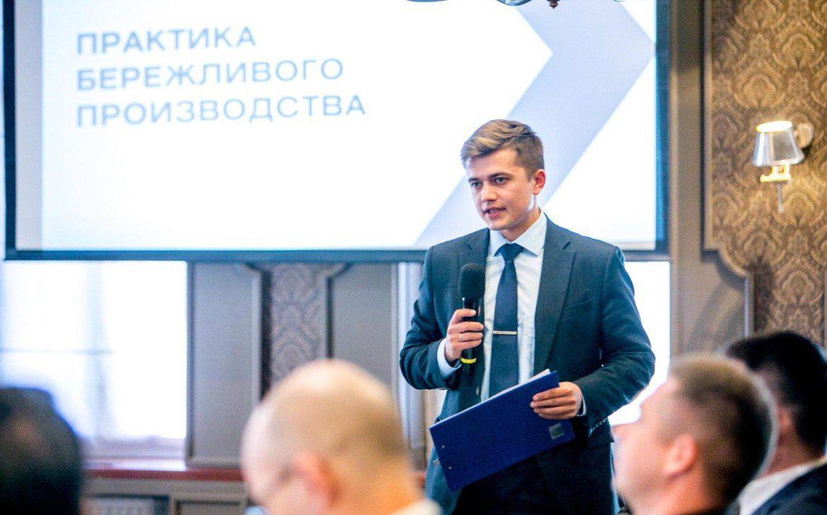 В Башкирии 216 предприятий вошли федеральный проект Производительность труда нацпроекта Эффективная и конкурентная экономика Совокупный экономический эффект от участия превысил 4 млрд руб Об этом сообщил первый замминистра экономического развития и инвестиционной политики РБ Айрат Фахретдинов в ходе делового завтрака Практика бережливого производства организованного Региональным центром компетенций в сфере производительности труда РБ РЦК В республике накоплены уникальные практики где предприятия напрямую ощутили положительный эффект С 130 предприятиями работают эксперты РЦК РБ в 40 компаниях оптимизировали производство тренеры ФЦК До конца года работы по повышению эффективности будут завершены еще на 23 предприятиях региона отметил Айрат Фахретдинов По словам руководителя РЦК РБ Эльнара Сиразетдинова инструменты бережливого производства внедряются по всей республике на промышленных предприятиях в санаториях в сфере туризма Большинство проектов по внедрению практик бережливого производства ведутся на предприятиях металлообработки пищевой промышленности производители строительных материалов Также появляются и новые направления например туризм С прошлого года уже три санатория получили соответствующую поддержку Кроме этого в этом году подключились два предприятия сферы строительства сообщил Эльнар Сиразетдинов Планируется расширить действие программы и на соцобъекты Подробнее читайте в материале РБК Уфа Присоединиться к нацпроекту можно подав заявку на платформе производительность рф или обратившись в РЦК РБ по телефону 7 347 216 52 82 РБК Уфа