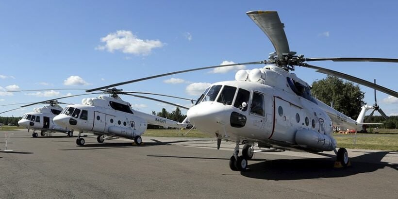 Вертолёты улетят и не вернутся Согласно прогнозу Государственной транспортной лизинговой компании ГТЛК российским авиаперевозчикам к 2030 году предстоит вывести из эксплуатации около 600 вертолётов что составляет примерно четверть всего парка Однако как пишет журнал Эксперт отраслевые специалисты не считают такое масштабное выбытие критичным на фоне избытка провозных мощностей и снижения спроса со стороны нефтегазового сектора На конец 2024 года общий парк гражданских вертолётов в России превышал 2 4 тысячи единиц но эксплуатировалось чуть более тысячи машин Большинство из них техника отечественного производства По данным Росавиации за год количество активных бортов снизилось на 7 составив 976 единиц Около 80 парка составляют тяжёлые вертолёты в основном различные модификации Ми 8 Значительную долю занимают машины ранних модификаций Ми 8Т со средним возрастом около 40 лет Лёгкий сегмент парка преимущественно представлен импортной техникой Основной объём предстоящего списания придется на технику времен СССР и лёгкие зарубежные модели Низкая рентабельность перевозок при высокой стоимости новой техники сдерживает обновление флота Согласно Комплексной программе развития авиаотрасли в 2022 2030 гг планировалась поставка 765 новых вертолётов Основной акцент сделан на Ансат и модернизированные Ми 8 Цель достичь доли отечественной техники у крупнейших перевозчиков на уровне 90 к 2030 году Важным инструментом является программа льготного лизинга с использованием средств ФНБ которую реализует ГТЛК В её рамках уже законтрактована поставка 86 новых Ми 8 из которых большинство бортов уже переданы авиакомпаниям Опрошенные Экспертом аналитики сходятся во мнении что активное списание не приведёт к кризису в отрасли это болезненная но управляемая оптимизация флота под новые рыночные реалии Ресурс многих возрастных Ми 8Т активно продлевается что может отсрочить их окончательное выбытие еще на 10 лет И даже при выводе 200 300 старых машин дефицита не возникнет за последние 5 лет доля пассажирских и грузовых перевозок хоть и выросла в том числе благодаря росту субсидируемых перевозок в труднодоступных регионах однако доля авиаработ для нефтегазовой отрасли на которые приходится львиная доля вертолётных перевозок в России снизилась из за развития наземной логистики и автоматизации а также вытеснения вертолётов беспилотниками для перевозки грузов   www frequentflyers ru 2025 12 24 helicopter decline frequentflyers