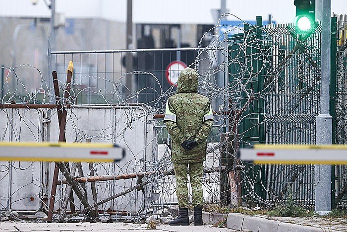 Государственный таможенный комитет Белоруссии сообщил о пресечении контрабанды из ЕС на территорию ЕАЭС крупнейшей партии наркотиков около 1 3 тонны Восемь тысяч брикетов с 915 кг гашиша и 50 коробок с 367 кг мефедрона преступники намеревались переместить в грузовике польского перевозчика в Беларусь и Россию под видом заявленной в документах партии минеральной воды Правда несколько десятков бутылок с водой использовали как товар прикрытия говорится в сообщении пресс службы Там отметили что стоимость на черном рынке изъятой партии наркотиков и психотропов составляет порядка 62 млн а такого количества хватило бы на 2 млн 933 тыс разовых доз Фото Сергей Карпухин ТАСС interfaxonline