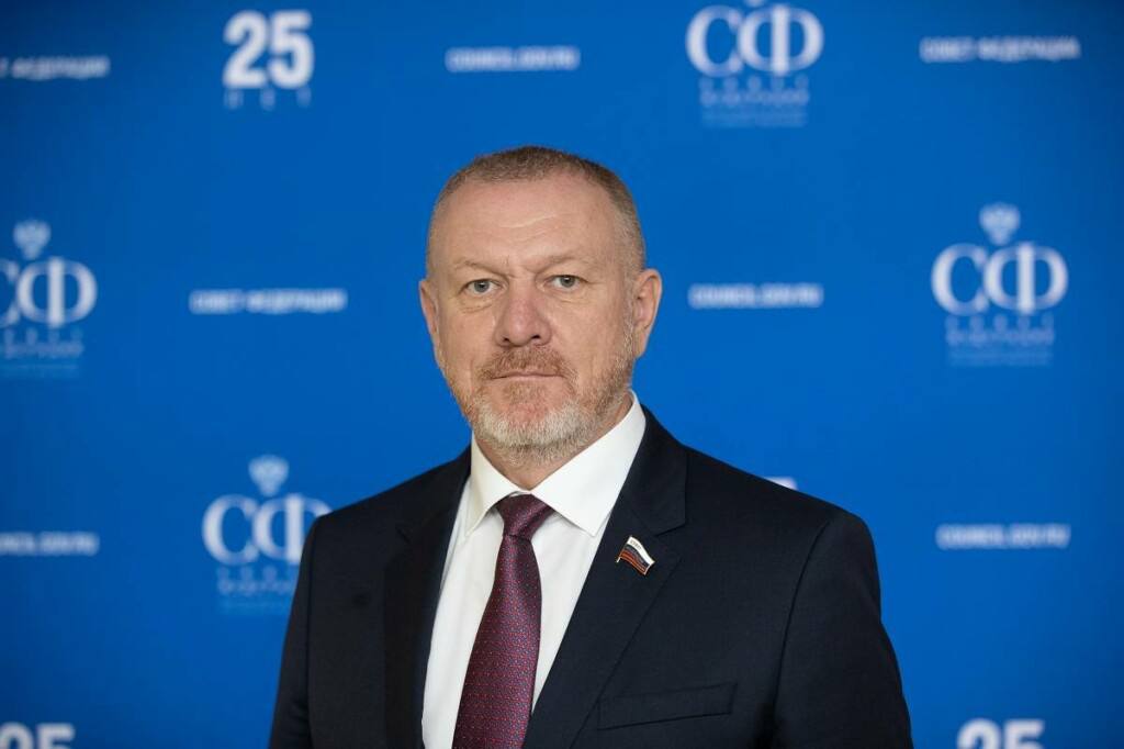 Сенатор от Волгоградской области Сергей Горняков сегодня представляет федеральный законопроект в Государственной Думе Инициатива сенатора вносит поправки в ФЗ О занятости населения в Российской Федерации и направлена на предоставление регионам права устанавливать квоту для приема на работу инвалидов ПУЛ34