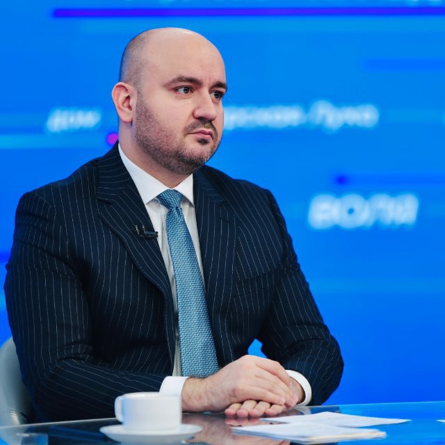 Губернатор Самарской области снова в Telegram Несколько месяцев назад Вячеслав Федорищев завил что переходит в Mах Глава Самарской области Вячеслав Федорищев вернулся в Telegram спустя четыре месяца после удаления своего канала Новый канал губернатора под названием Федорищев Официально создан вчера 18 января Сообщается что он станет площадкой для публикации новостей пресс службой губернатора Личные посты Вячеслав Федорищев будет публиковать с хештегом от первого лица Решение принято с учётом того что на этой платформе регулярно появляются фейковые аккаунты от моего имени с целью провокаций или использования мошеннических схем Кроме того для многих жителей Самарской области Telegram остается источником получения новостей говорится в канале Глава региона сообщил что также продолжит вести страницу во ВКонтакте и канал в MAX Вячеслав Федорищев покинул Telegram в сентябре прошлого года заявив о переходе в нацмессенджер Max