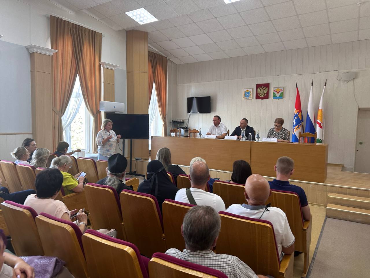 В Ставропольском районе обсудили модернизацию системы обращения с отходами С местными жителями района встретились министр природных ресурсов и экологии Самарской области Артём Ефимов, глава района Вячеслав Киреев, депутат Самарской губернской думы Екатерина Кузьмичёва. В рамках нацпроекта «Экологическое благополучие» в России формируется новая система обращения с ТКО, направленная на создание экономики замкнутого цикла. В Самарской области разработан проект новой территориальной схемы обращения с отходами, которая, в том числе, предусматривает строительство комплексов по переработке отходов. До 2030 года благодаря новым объектам планируется увеличить долю сортировки отходов до 100% и снизить захоронение с 96% до 60%. Министр природных ресурсов региона Артем Ефимов подчеркнул, что в проекте терсхемы указаны расчетные участки под перспективные объекты для оценки эффективности логистики. Замечания по проекту принимаются во внимание – рассчитываются и альтернативные варианты. Здесь важно соблюдать интересы всех участников процесса: экономики, экологии и жителей. - Мы намерены создать современную систему обращения с отходами, которая будет не только эффективной, но и безопасной для экологии и комфортной для жителей, – заявил министр.