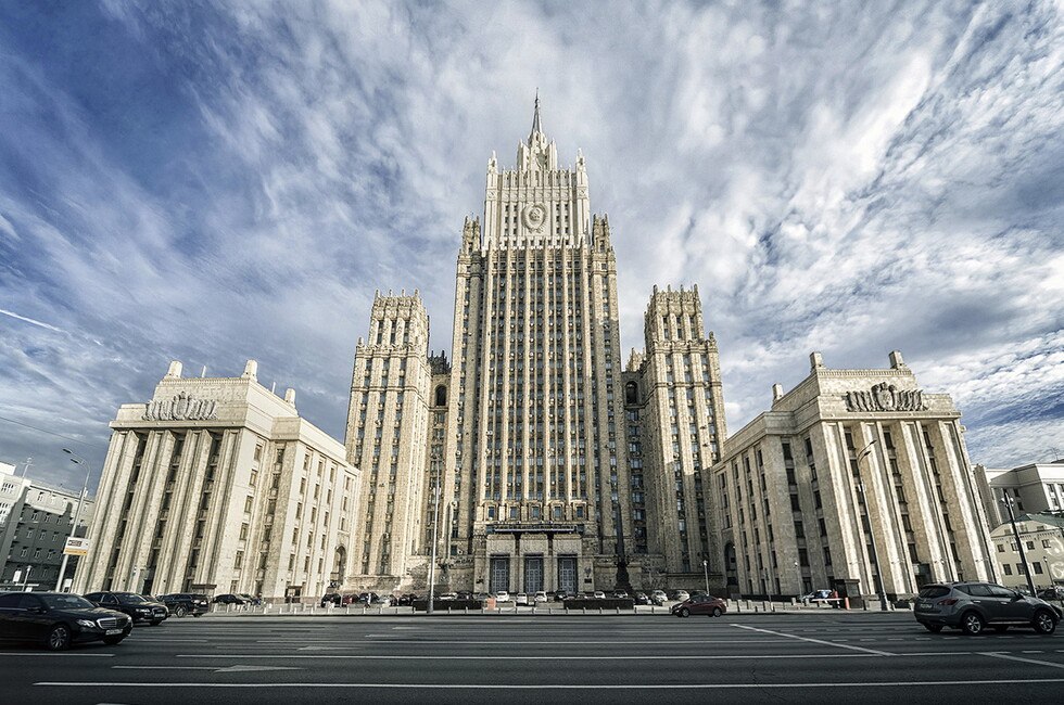 МИД РФ назвал ничтожной встречу Европы и Украины перед саммитом на Аляске Мы рассматриваем выпрашиваемые европейцами консультации как политически и практически ничтожное действие. Европейцы на словах поддерживают дипломатические усилия Вашингтона и Москвы по урегулированию кризиса вокруг Украины, фактически же Евросоюз их саботирует, — сказал замдиректора департамента информации и печати МИД РФ Алексей Фадеев. Президенты РФ и США Владимир Путин и Дональд Трамп проведут переговоры 15 августа в Анкоридже на Аляске. Зеленский на эту встречу приглашен не был, однако прибудет сегодня в ФРГ для «консультаций». Читать полностью Фото: Пресс-служба МИД РФ Подписаться