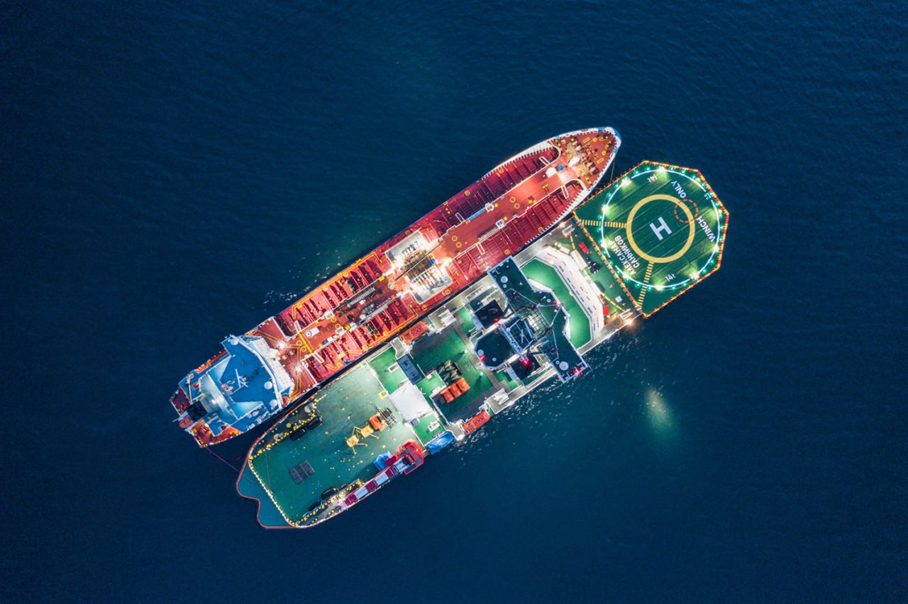 "Газпром нефть" создает в России индустрию биотоплива "Газпром нефть" и Ассоциация специалистов и предприятий в сфере переработки масложировых отходов АПМО начнут развивать в России инфраструктуру сбора и переработки растительного сырья и отходов животноводства. Жир будут использовать для производства авиационного и судового топлива с низким углеродным следом. Соответствующее соглашение представители сторон подписали на Петербургском международном экономическом форуме. Масложировое сырье планируется получать от предприятий общественного питания, сельхозпроизводителей и животноводческих ферм. На его основе будут наращивать объемы биотоплива для заправки морских судов в Балтийском и Черном морях. Кроме того, переработанное сырье будет использовано в качестве компонента авиационного SAF-топлива. Его разрабатывает технологический центр промышленных инноваций "Газпром нефти".